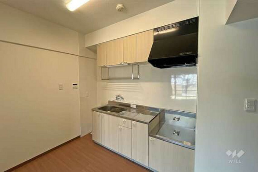 キッチンは吊戸棚付き。リビング側には袖壁がついているため、冷蔵庫や収納の置場に便利です！