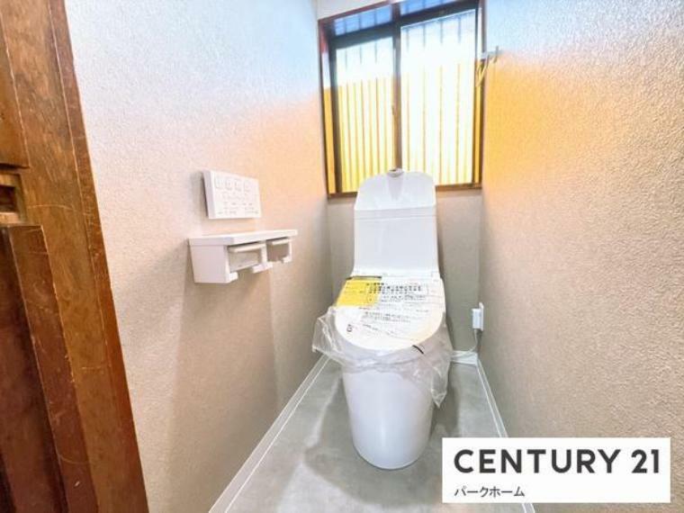 【トイレ】<BR/>スッキリとしたデザインの温水洗浄便座付きトイレ。