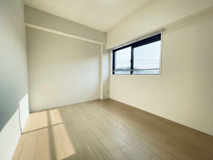 【洋室5.4帖】シンプルで家具配置もしやすいお部屋です。