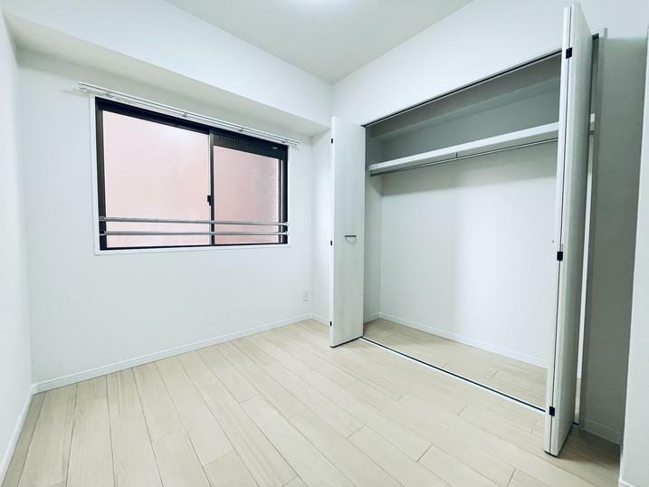 【洋室5.4帖】全室収納完備でプライベート空間も快適に過ごせます。