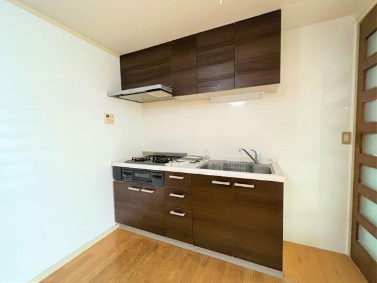 壁に沿ってキッチンを配置することでキッチンの後ろに位置するスペースを広く活用することができます。
