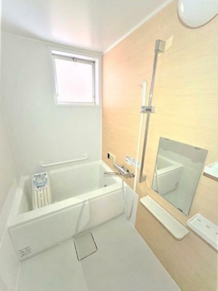 窓から外の風を取り込んで換気ができるため浴室の床や壁が早く乾きカビ対策にもなります。
