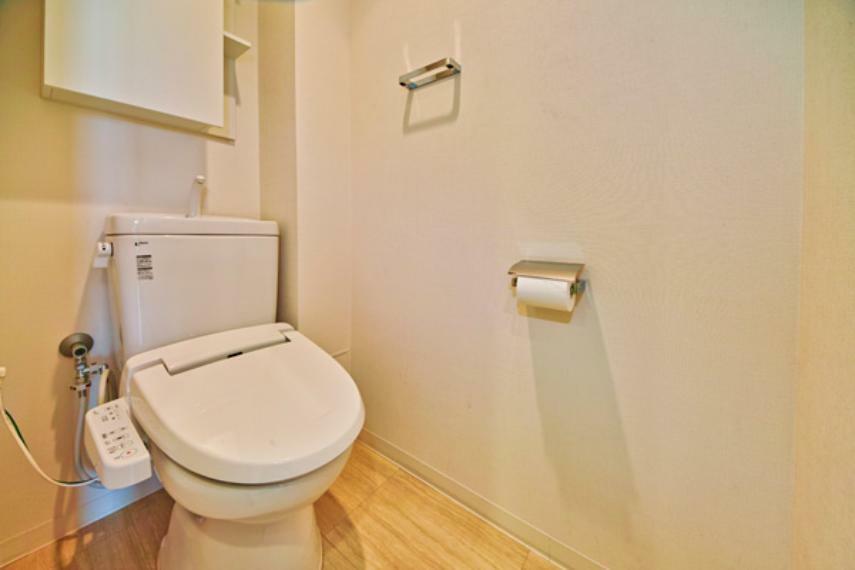 トイレ上部に造り付けの吊戸棚があります。毎日使う場所だから、より快適な空間に仕上げられています。
