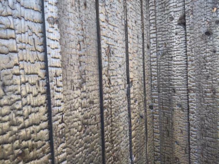 外壁は焼杉を使用しております。虫が近づきにくく、腐りづらい性質があり、外見も重厚感があってカッコイイですね。