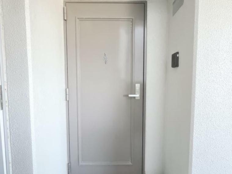 【玄関ドア】マンション共有の玄関ドアです。ドアホンは、マンション共有のオートロックドアホンです。鍵は新品交換しました。
