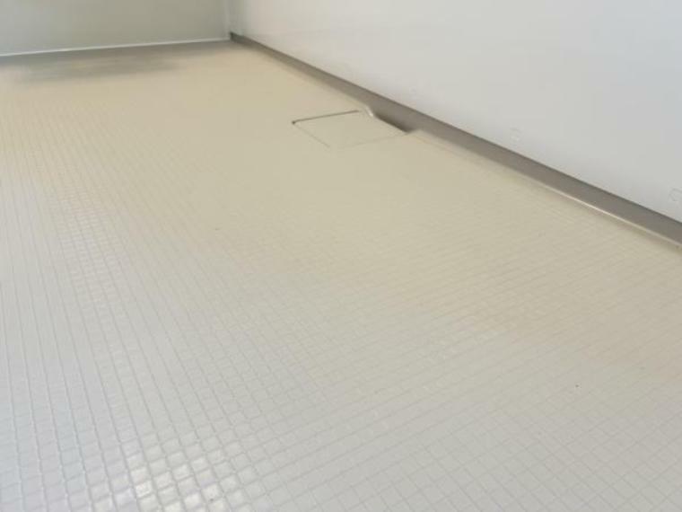 【リフォーム済】浴室の床は水はけがよい構造になっています。