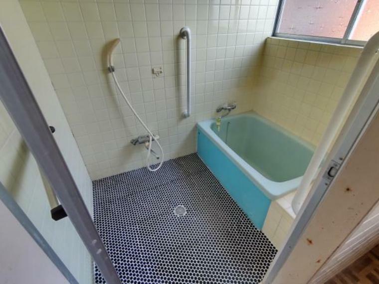 【リフォーム中写真】現況浴室写真です。新品の1216sizeのユニットバスに交換します。