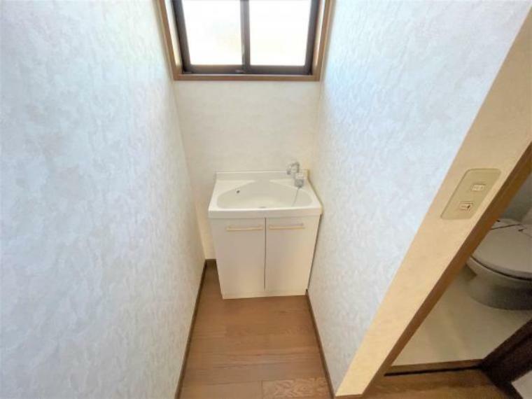 【現況販売】2階洗面台です。2階に洗面台があると朝の準備が込み合わずできますね。