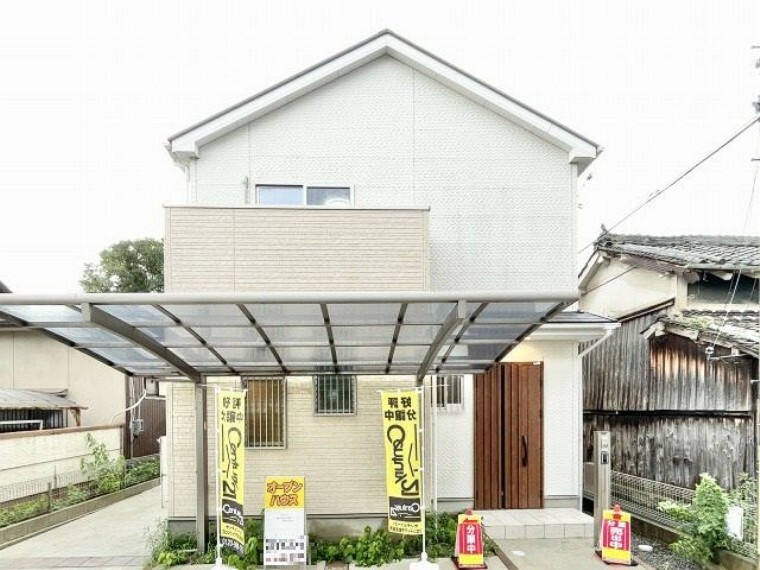 静かな住宅街にたたずむ重厚感あるお家。落ち着いた色合いが素敵ですね。