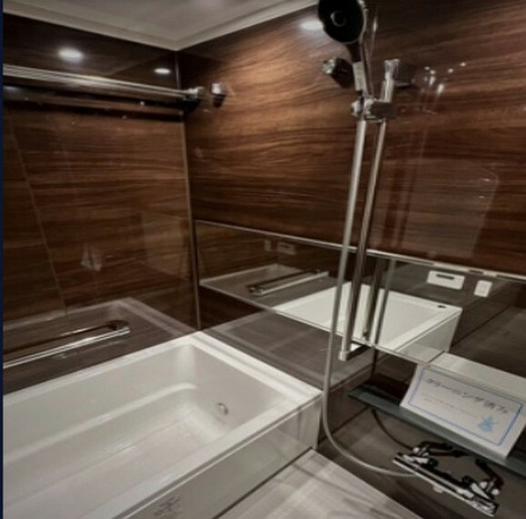浴室バスルームにはワイドなミラーが施され、スタイリッシュな空間に。