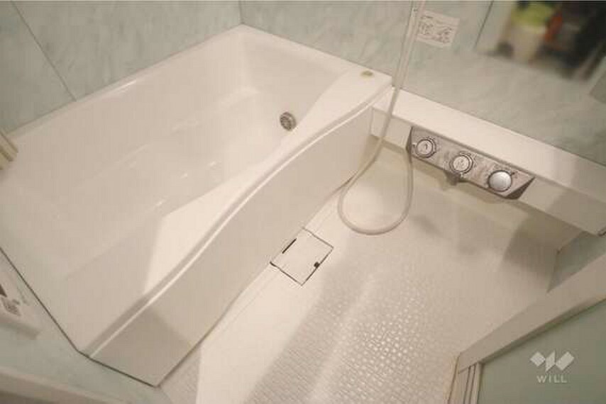 浴室。浴室暖房乾燥機が付いており、雨の日の洗濯物干しや寒い日の入浴も安心です。