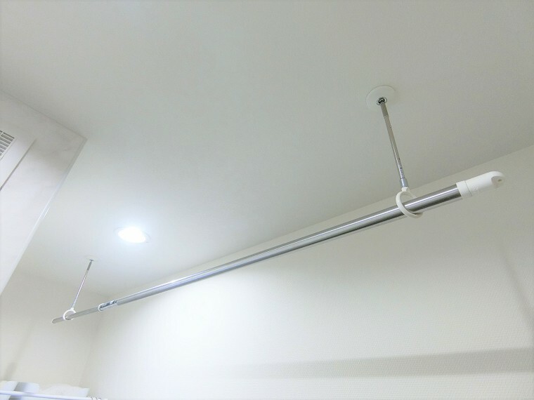 洗面室に室内物干し天井付けタイプが設置されております。