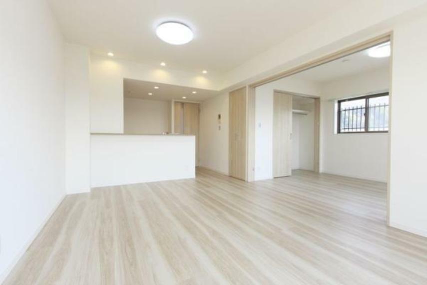 室内は床や建具に明るい木目調の材質を採用　ナチュラルな雰囲気です　お隣の6.2帖の洋室とは扉を開けて一体として使うこともできます