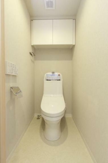 TOTOの温水洗浄機能付トイレ　上部に備え付けのもの入れもあり便利にお使いいただけます