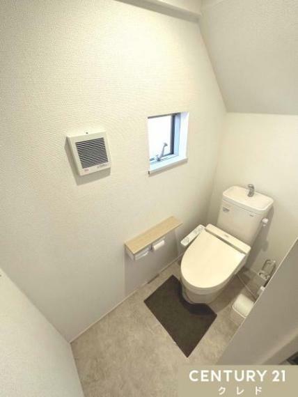 1階と2階の両方が衛生面も安心のウォシュレット機能付きトイレ。<BR/>小窓も付いているので、換気もバッチリです！<BR/>白基調で清潔感がありますね！お問い合わせはセンチュリー21クレド