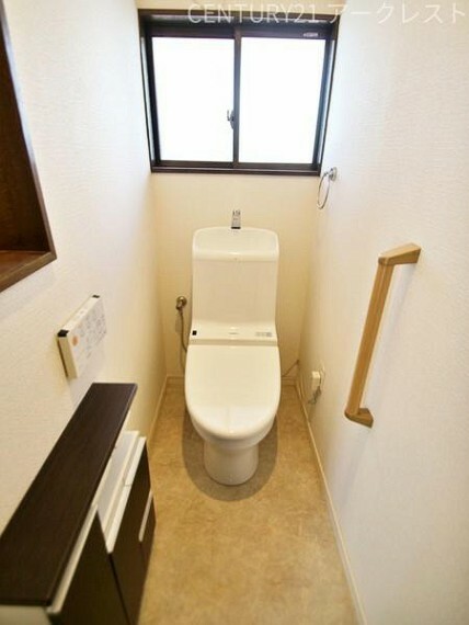 2階の明るい温水洗浄便座トイレです