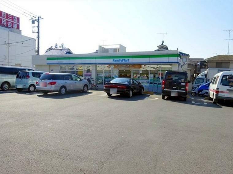 ファミリーマート西東京泉町店 24時間営業なので急なお買い物にも便利です。<BR/>お弁当、ホットスナックやカフェなどの飲み物も販売しています。<BR/>駐車場有