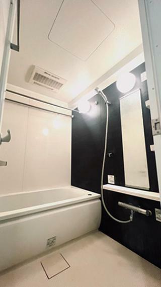 1317サイズの浴槽、手すり、低床式バスタブ、浴室換気暖房乾燥機付きの浴室！
