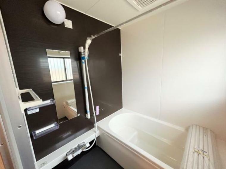【同仕様画像】浴室はハウステック製の新品のユニットバスに交換します。足を伸ばせる1坪サイズの広々とした浴槽で、1日の疲れをゆっくり癒すことができますよ。