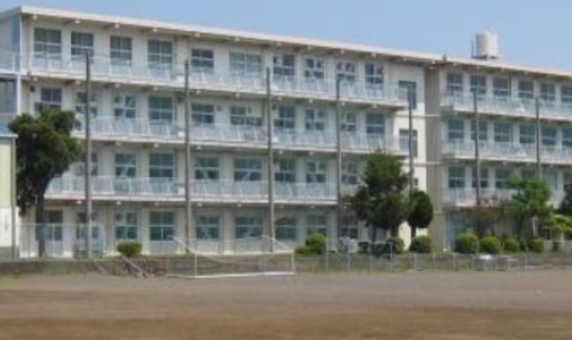 【中学校】三島市立錦田中学校まで約700m。中学生になると活動範囲も少し広がり丁度良い距離感ではないでしょうか。