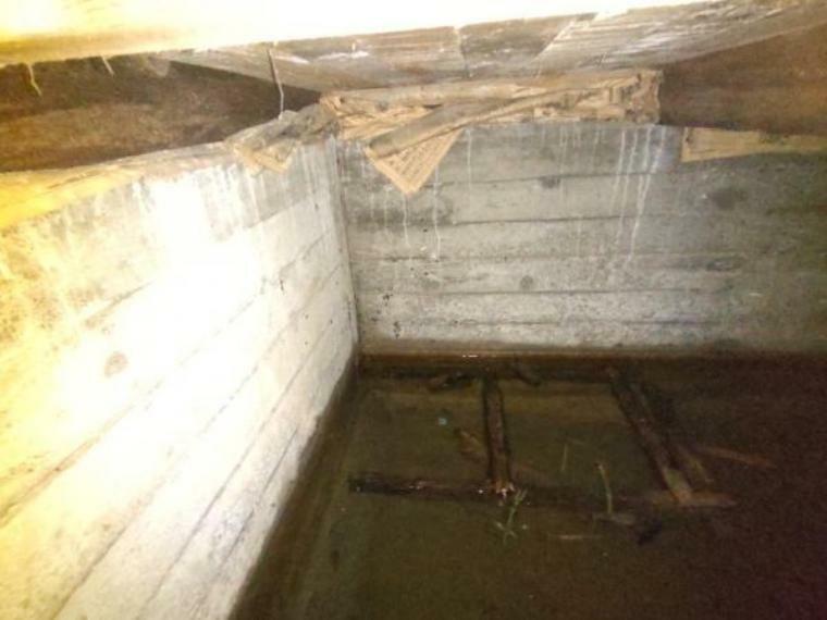 【床下】中古住宅の3大リスクである、雨漏り、主要構造部分の欠陥や腐食、給排水管の漏水や故障を2年間証致します。その前提で床下まで確認の上でリフォームしています。