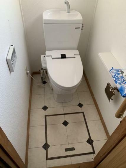 【リフォーム前】トイレの画像です。床はクッションフロアを貼りトイレも新品交換予定です。