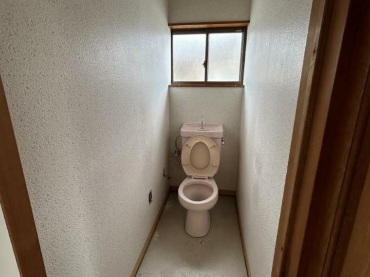 【リフォーム中】2階トイレです。TOTO製の洗浄便座付きトイレを新設予定です。床はクッションフロア張り、壁天井はクロスを貼る予定です。