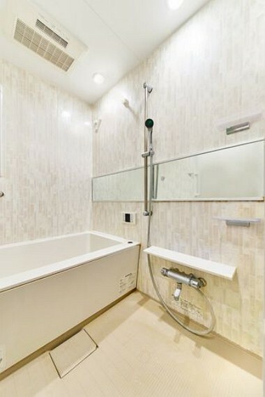 浴室には浴室乾燥機付き　※画像はCGにより家具等の削除、床・壁紙等を加工した空室イメージです