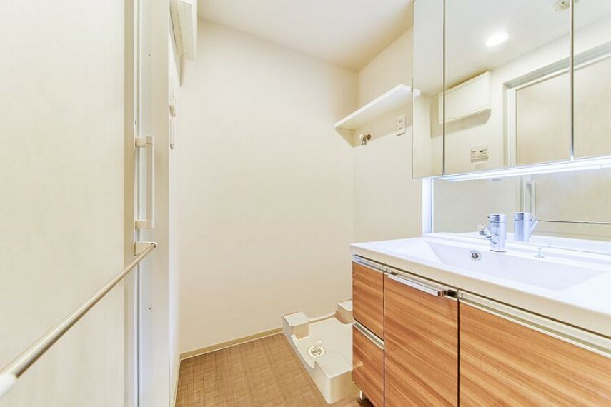清潔感のある明るい洗面室　※画像はCGにより家具等の削除、床・壁紙等を加工した空室イメージです