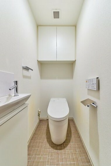 トイレは温水洗浄便座付き。上部には収納付き