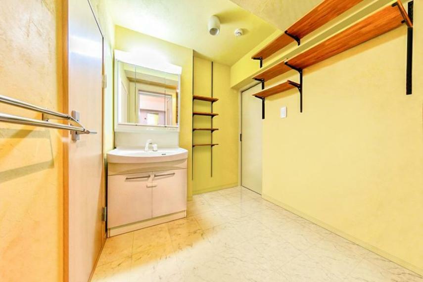 ゆとりある洗面スペースで朝の身支度もスムーズに。　※画像はCGにより家具等の削除、床・壁紙等を加工した空室イメージです。