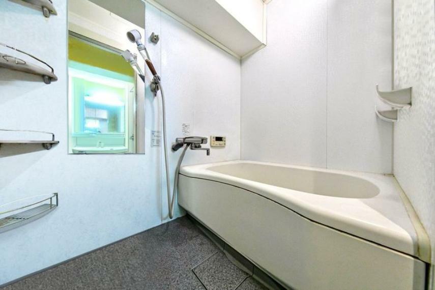 白を基調とした清潔感のある浴室です。　※画像はCGにより家具等の削除、床・壁紙等を加工した空室イメージです。