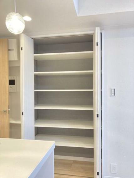 キッチン横には収納を設置。棚は可動式の為、用途に合わせて高さを変えられる優れもの！