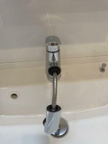 洗面には便利なシャワー付き水栓機能付き。朝の忙しい時間の支度もはかどります。