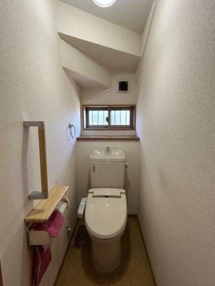 1階トイレ_2階と箇所にトイレがあります。