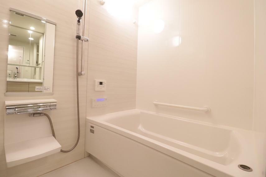 【浴室】白を基調とした明るい浴室です 手すり付きでバリアフリーにも配慮されております