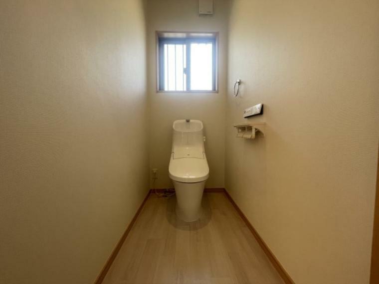 コンパクトで使いやすいトイレは温水洗浄便座で快適
