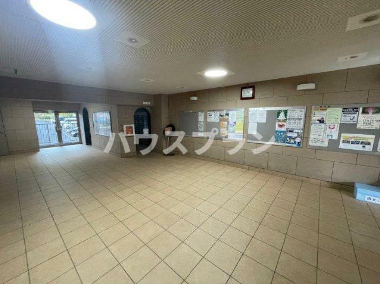 ロビーには、建物内の施設や設備、イベントなどの情報を表示するための案内板や案内ディスプレイが設置されています。AEDや公衆電話など緊急時に備えての設備も整っています。