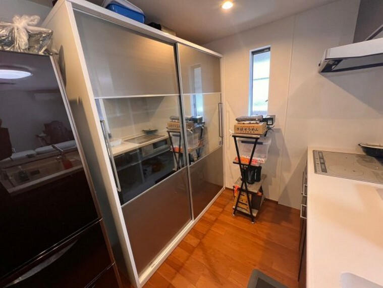 キッチンには大容量の食器棚を置くスペースがあります。ご家族様の食器や来客用の食器、ちょっとした調理用具等も十分収納することができます。