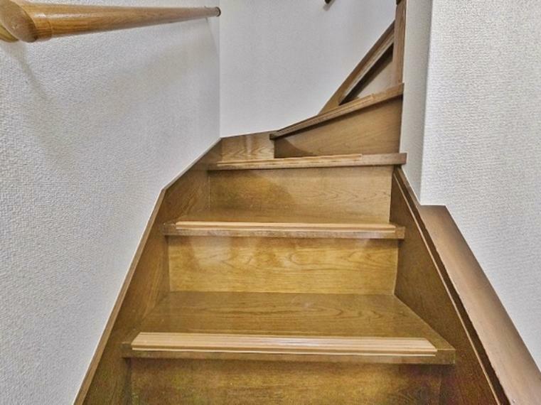 階段。手摺付きで安心です。