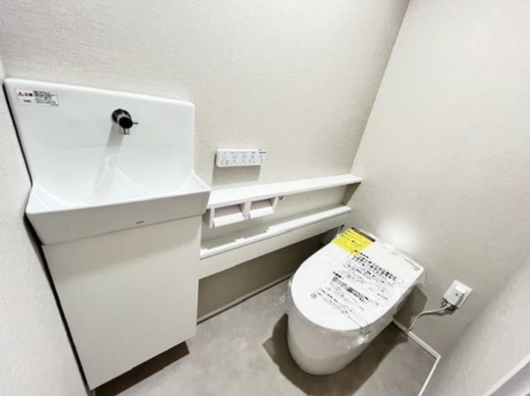 空間と調和するタンクレストイレ。その場ですぐに手を洗える手洗いカウンター付。