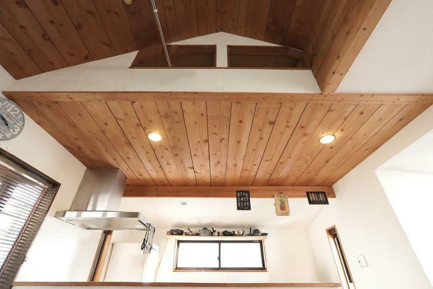 ロフト付で勾配天井になっているダイニング上部。無垢板貼りと漆喰の壁面で、温もりのある心地よい空間になっています