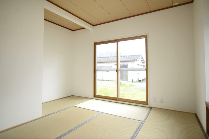 日本人の心を落ち着かせてくれる、爽やかな畳の香りが心地よい和室。