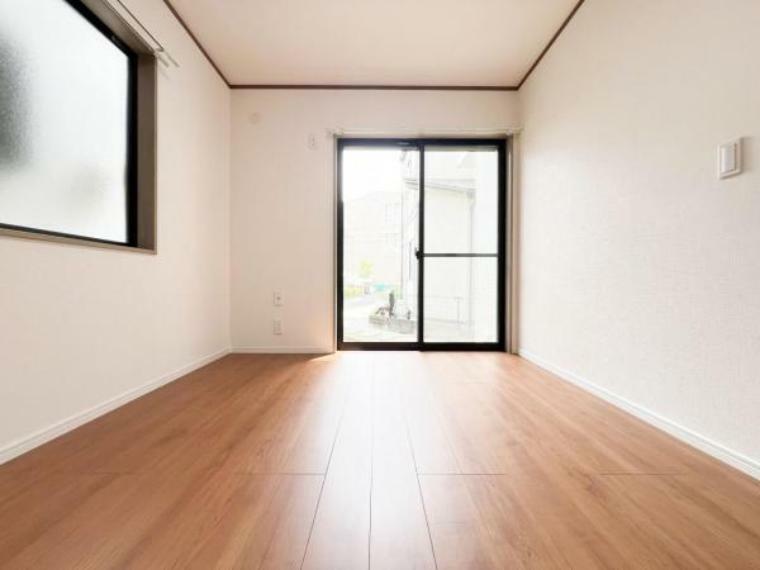 1階6帖の洋室！ゆとりあるお部屋にどのように家具を配置しようか想像が膨らみますね。