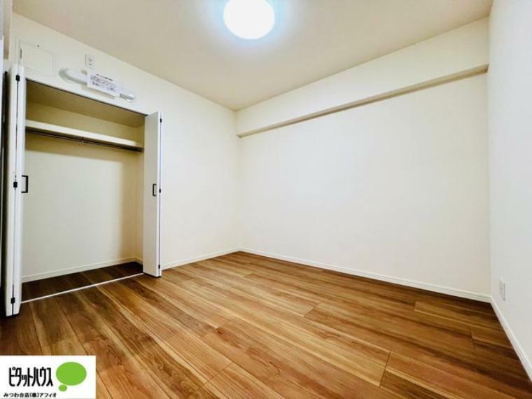 それぞれのお部屋に収納スペースがあるのでプライベートな荷物も身近に置くことができます。
