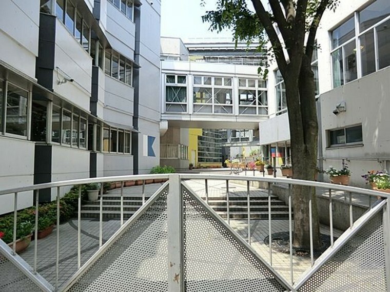 新宿区立落合中学校 徒歩5分。