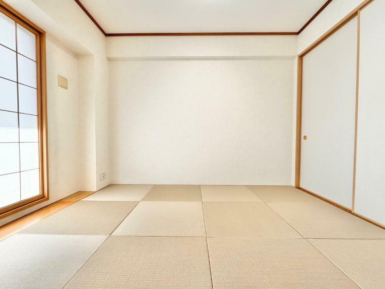 《和室5.2帖》　畳縁が無く半畳のモダンな琉球畳。日本ならではの障子は、強い陽射しを柔らげ、心地の良い”和”の空間を演出してくれます。こんな素敵な和室なら、思わずゴロゴロしたくなりますね！