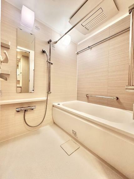 《バスルーム》　フルオート機能付のユニットバス。高機能な魔法びん浴槽は、6時間で約-2℃しか下がらない優れもの！排水溝の中まで丁寧にお掃除されているので、気持ち良く使うことが出来ますよ！
