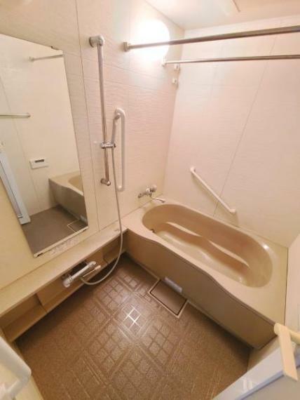 【浴室】白基調のシンプルなデザインのバスルームです。