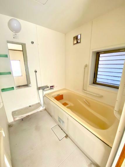 浴室:大きな窓で明るく、清潔感のある浴室です。